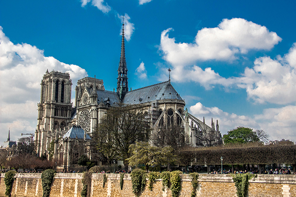 Ali também se tem o MELHOR visual da Notre-Dame de Paris!