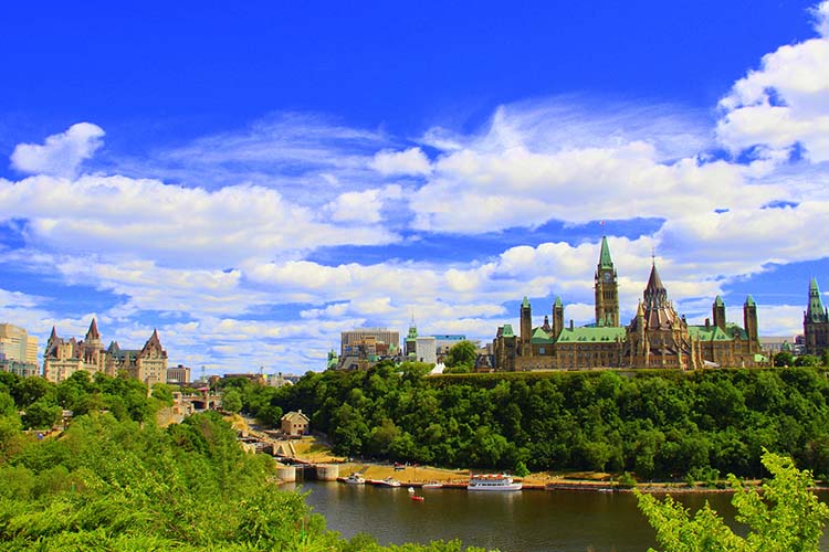Pela foto dá pra garantir que a visita ao Parliament Hill vale mesmo a pena, não? © Adobe Stock - misterbike