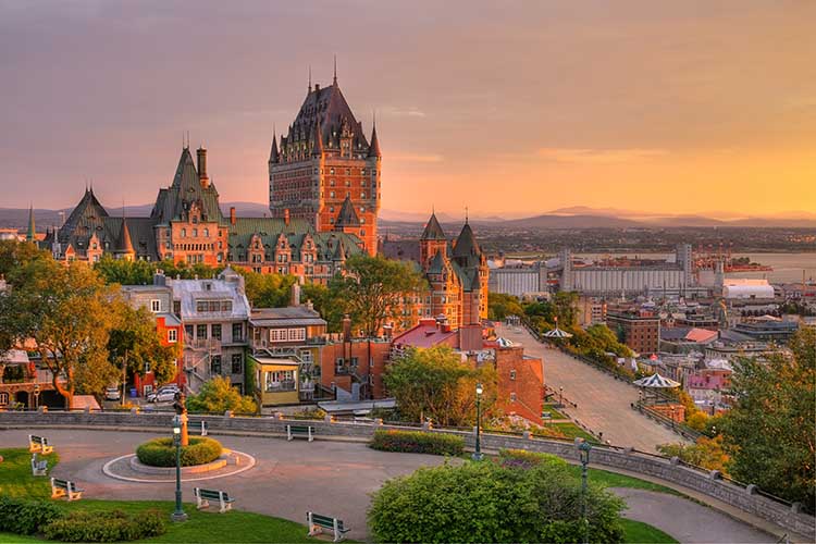 O belíssimo Chateau de Frontenac é cartão-postal da cidade. Merecidamente, devemos admitir. © Adobe Stock / merrvas