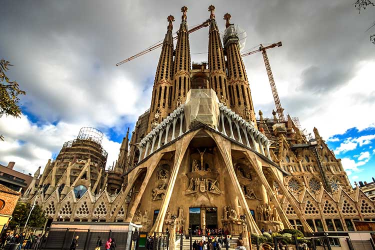 Sagrada Família © catalinlazar - Adobe Stock - pontos turísticos imperdíveis na europa