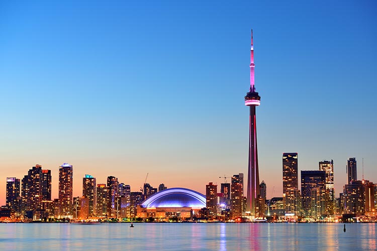 O skyline de Toronto é inconfundível. Muito em razão da embelática CN Tower. © Adobe Stock / rabbit75_fot