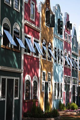 Onde ficar em Holambra - as fechadas coloridas e triangulares que lembram a arquitetura típica holandesa.