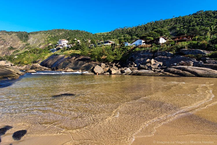 As águas calmas da "prainha", na Praia de Itacoatiara.
